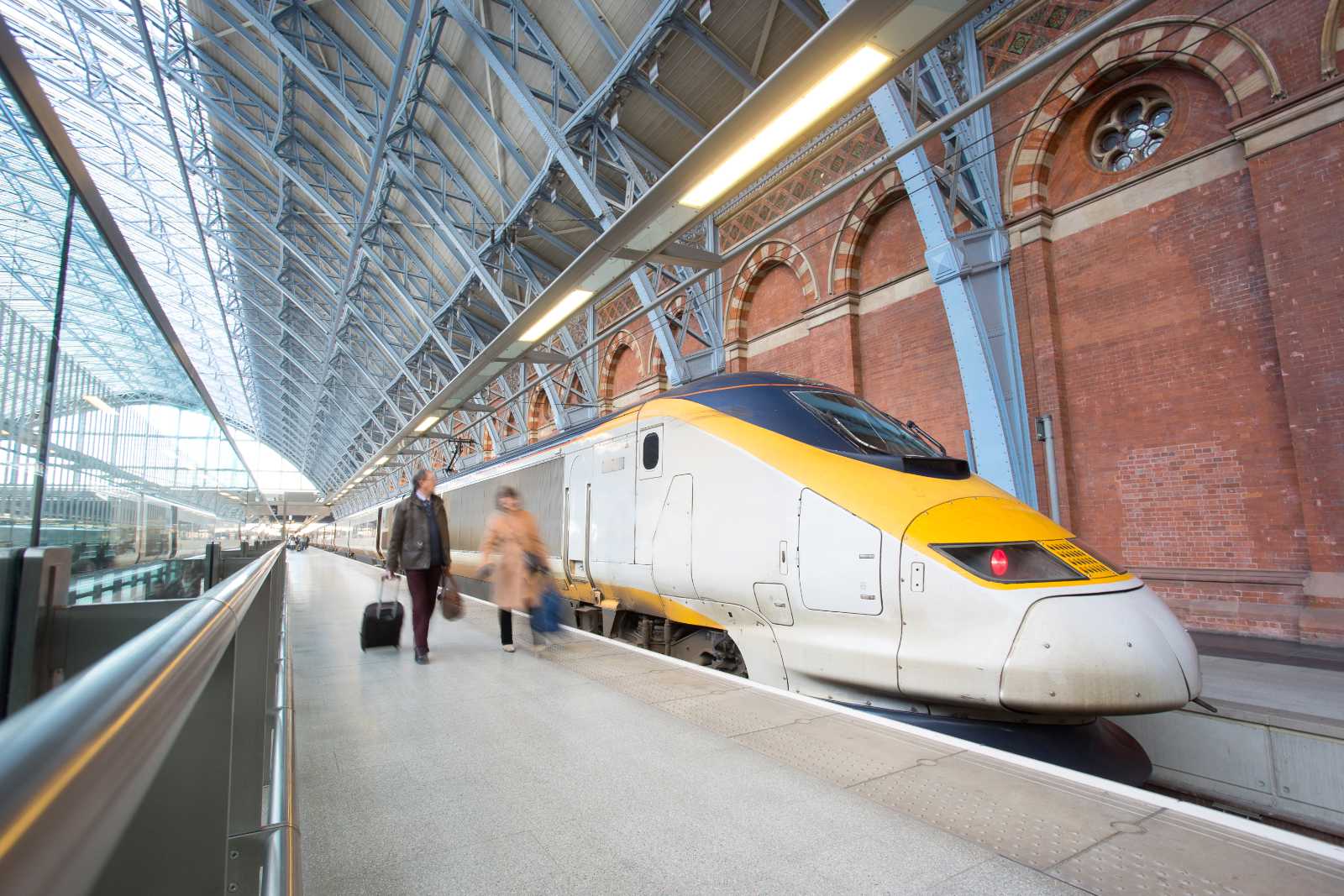 London train station blur people movement king cross St. Pancrast