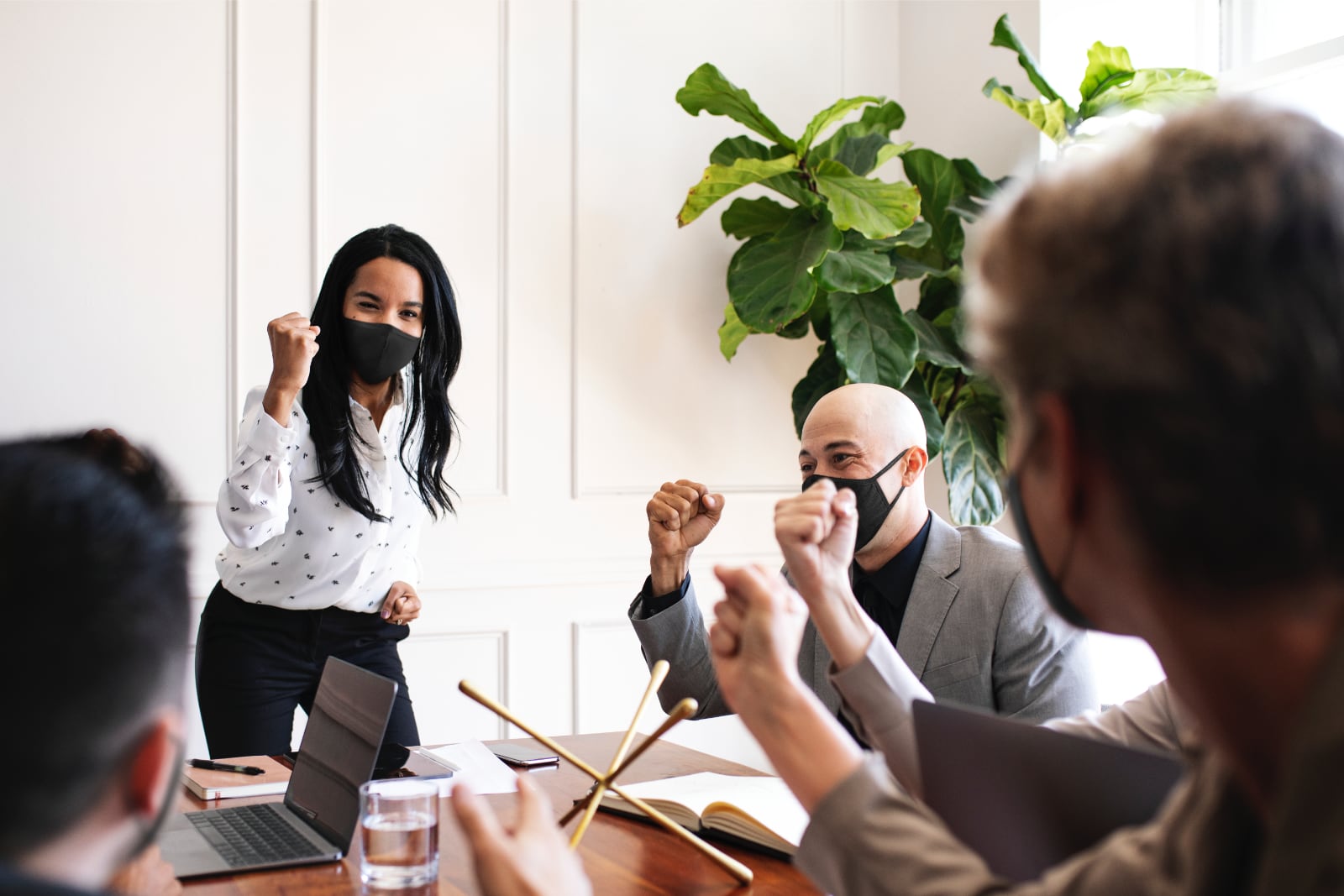 Colegas de trabalho no escritório a celebrar e a apoiar um novo projeto