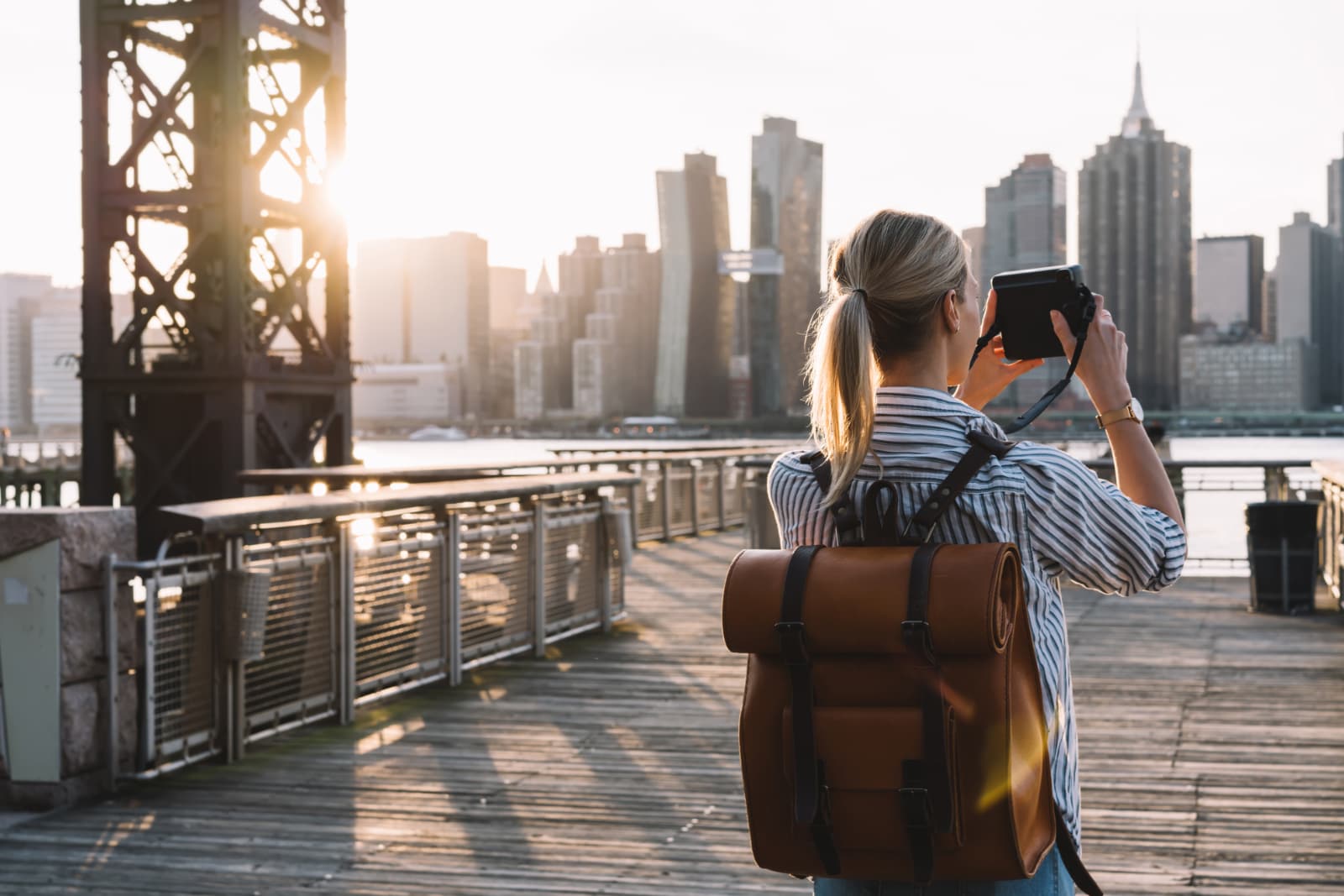 Mulher a tirar fotos e a explorar uma nova cidade